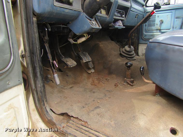 image for item DC4366 1981 Ford F700 truck cab and chassis