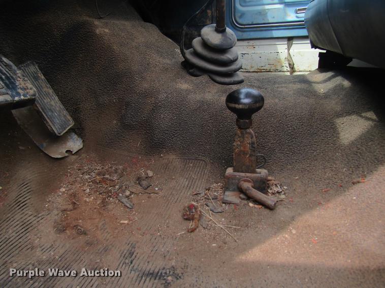 image for item DC4366 1981 Ford F700 truck cab and chassis