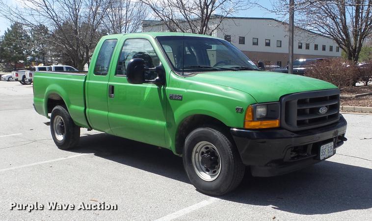 image for item DC7376 2001 Ford F250 Super Duty XL SuperCab pickup truck