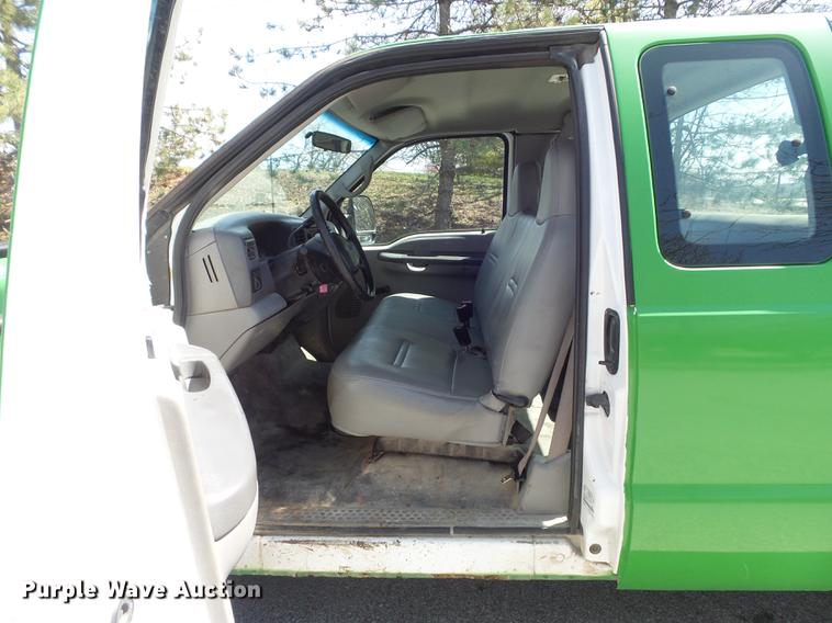 image for item DC7376 2001 Ford F250 Super Duty XL SuperCab pickup truck