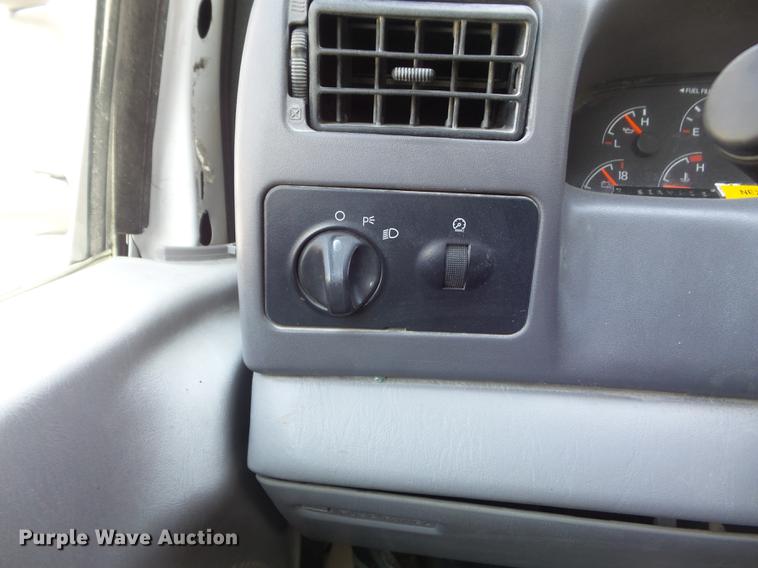 image for item DC7376 2001 Ford F250 Super Duty XL SuperCab pickup truck