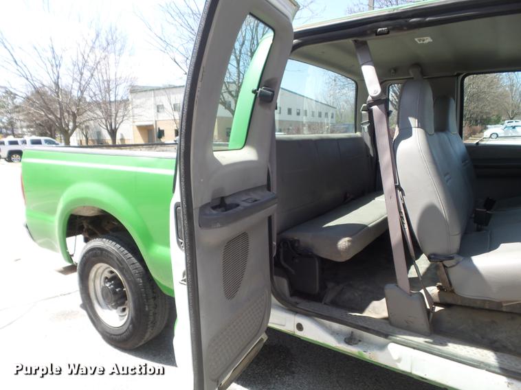 image for item DC7376 2001 Ford F250 Super Duty XL SuperCab pickup truck