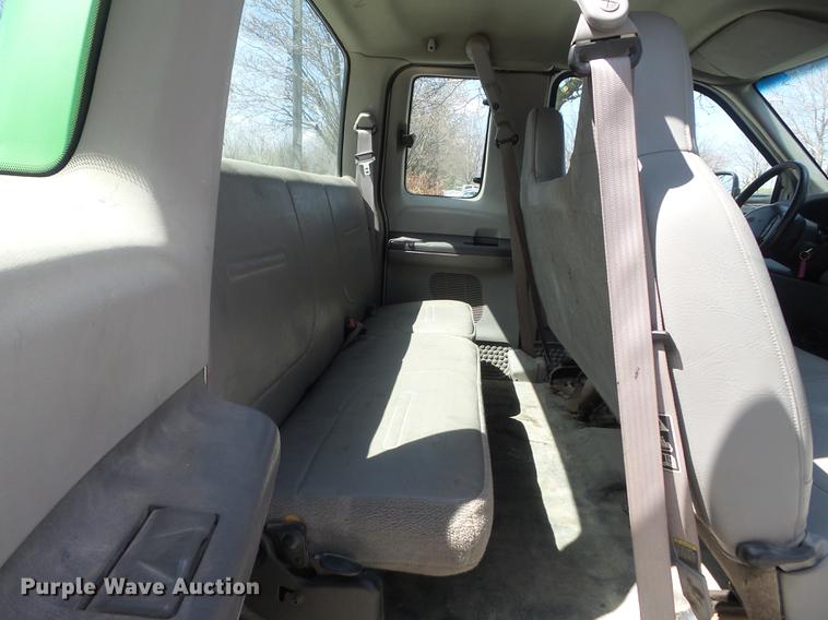 image for item DC7376 2001 Ford F250 Super Duty XL SuperCab pickup truck