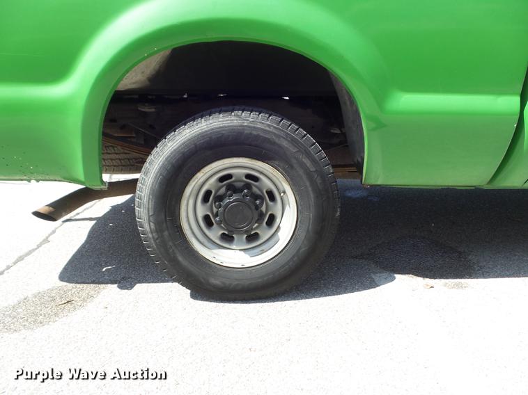 image for item DC7376 2001 Ford F250 Super Duty XL SuperCab pickup truck