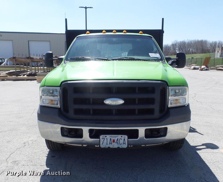 image for item DC7378 2006 Ford F350 Super Duty XL flatbed pickup truck