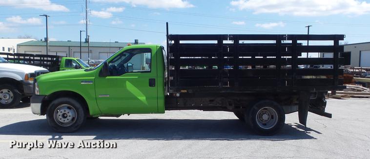 image for item DC7378 2006 Ford F350 Super Duty XL flatbed pickup truck