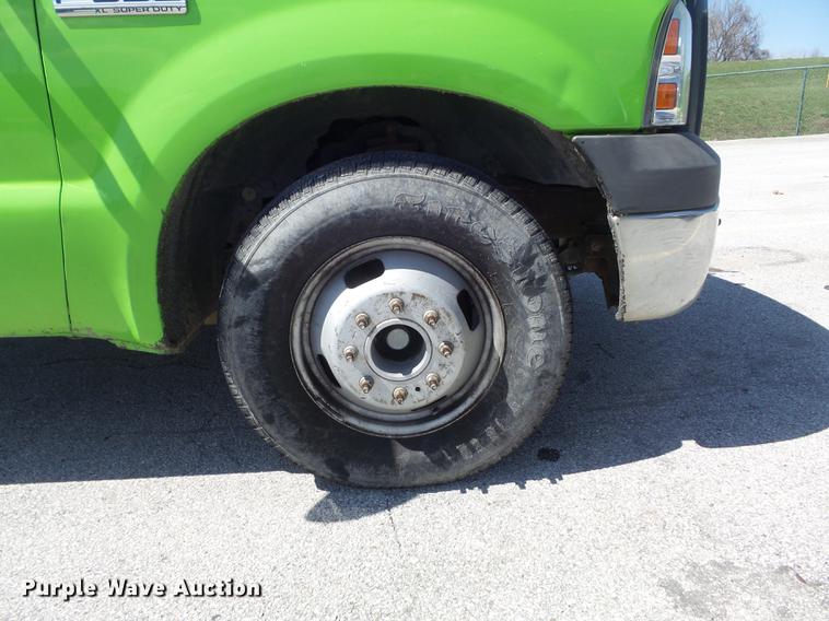 image for item DC7378 2006 Ford F350 Super Duty XL flatbed pickup truck