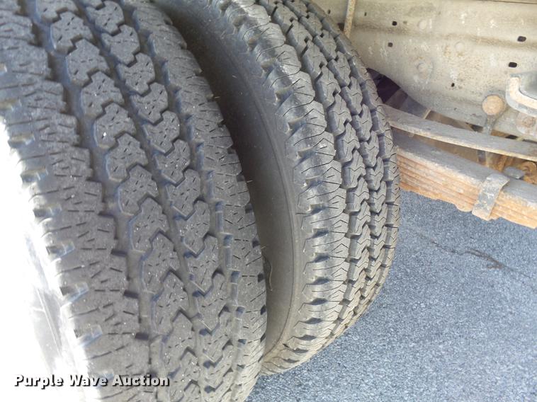 image for item DC7378 2006 Ford F350 Super Duty XL flatbed pickup truck