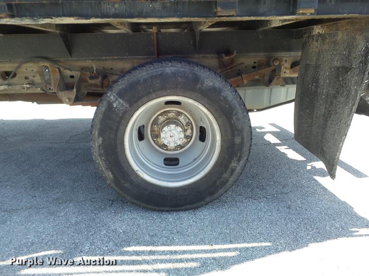 image for item DC7378 2006 Ford F350 Super Duty XL flatbed pickup truck