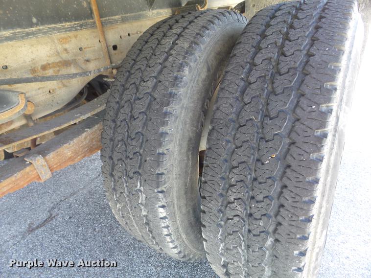 image for item DC7378 2006 Ford F350 Super Duty XL flatbed pickup truck