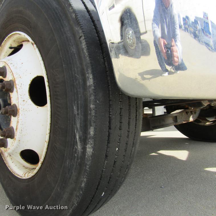 image for item DD2720 2004 Ford F650 Super Duty service truck