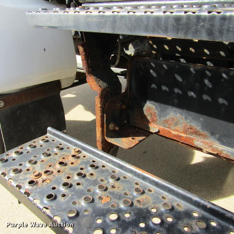 image for item DD2720 2004 Ford F650 Super Duty service truck