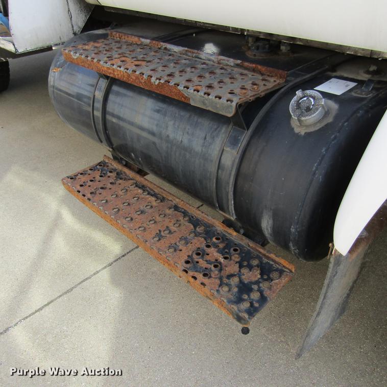 image for item DD2720 2004 Ford F650 Super Duty service truck