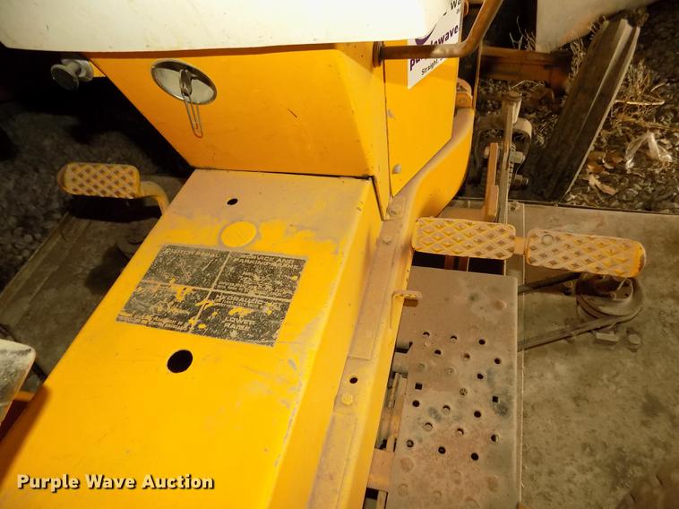 image for item DD2839 International 154 Cub Lo-Boy tractor