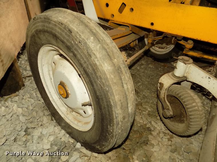 image for item DD2839 International 154 Cub Lo-Boy tractor