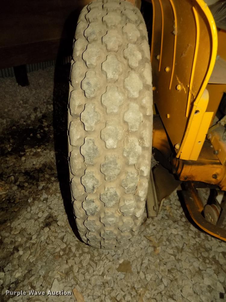 image for item DD2839 International 154 Cub Lo-Boy tractor