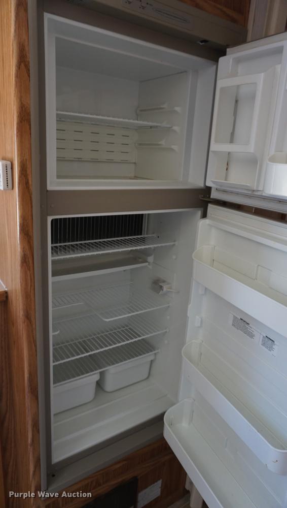 image for item DE3207 2003 National RV Splash camper