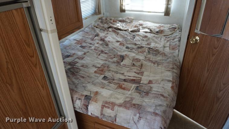 image for item DE3207 2003 National RV Splash camper