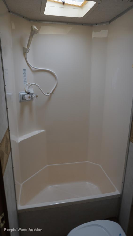 image for item DE3207 2003 National RV Splash camper