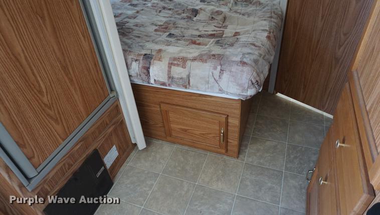 image for item DE3207 2003 National RV Splash camper