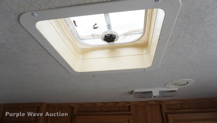 image for item DE3207 2003 National RV Splash camper