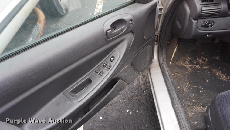 image for item DE3258 2004 Dodge Stratus