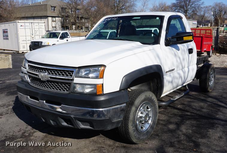 image for item DE3264 2005 Chevrolet Silverado 2500HD pickup truck cab and chassis