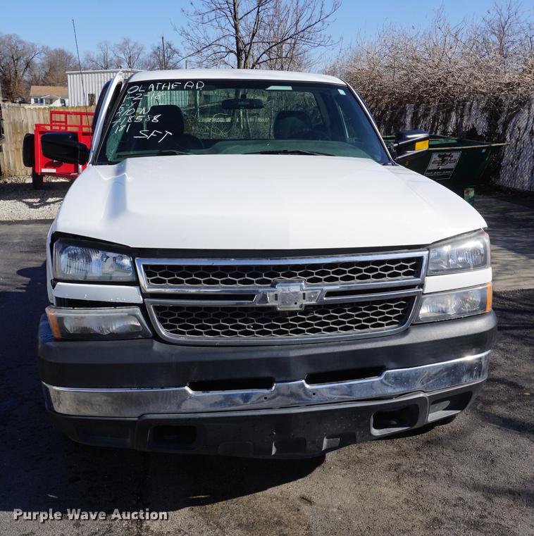 image for item DE3264 2005 Chevrolet Silverado 2500HD pickup truck cab and chassis