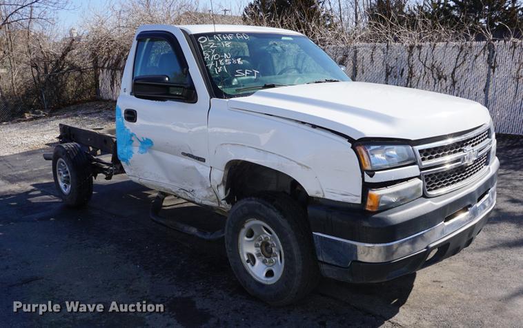 image for item DE3264 2005 Chevrolet Silverado 2500HD pickup truck cab and chassis
