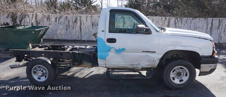 image for item DE3264 2005 Chevrolet Silverado 2500HD pickup truck cab and chassis