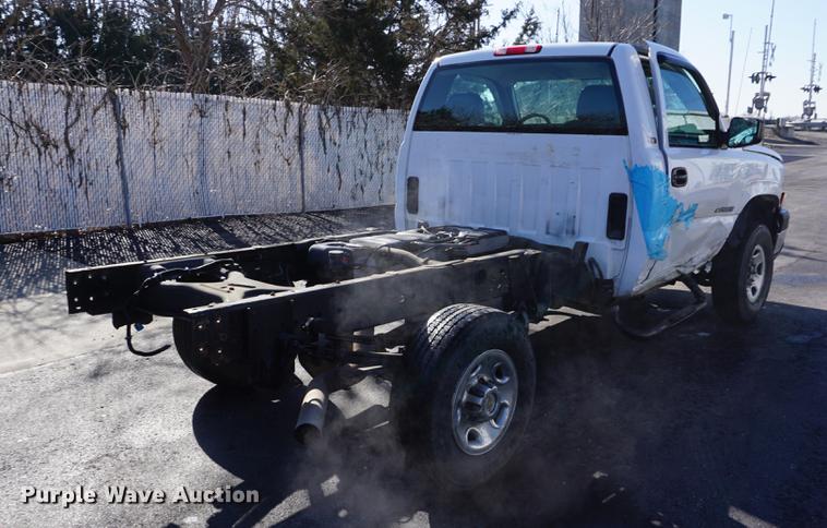 image for item DE3264 2005 Chevrolet Silverado 2500HD pickup truck cab and chassis