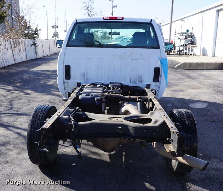 image for item DE3264 2005 Chevrolet Silverado 2500HD pickup truck cab and chassis