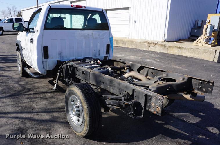 image for item DE3264 2005 Chevrolet Silverado 2500HD pickup truck cab and chassis