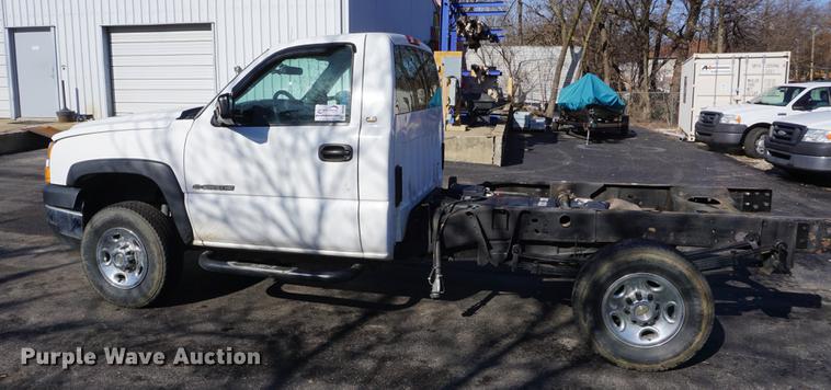 image for item DE3264 2005 Chevrolet Silverado 2500HD pickup truck cab and chassis