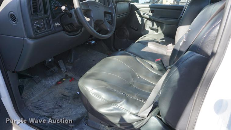 image for item DE3264 2005 Chevrolet Silverado 2500HD pickup truck cab and chassis