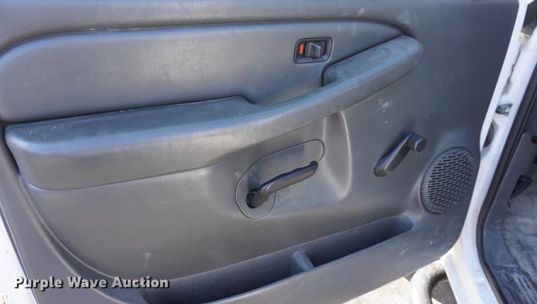 image for item DE3264 2005 Chevrolet Silverado 2500HD pickup truck cab and chassis