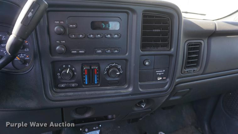 image for item DE3264 2005 Chevrolet Silverado 2500HD pickup truck cab and chassis