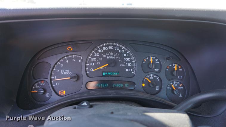 image for item DE3264 2005 Chevrolet Silverado 2500HD pickup truck cab and chassis