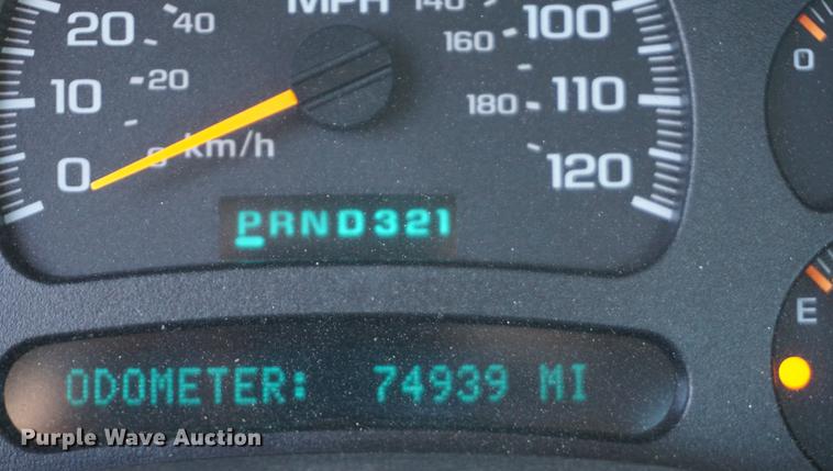 image for item DE3264 2005 Chevrolet Silverado 2500HD pickup truck cab and chassis