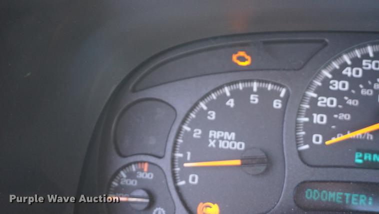 image for item DE3264 2005 Chevrolet Silverado 2500HD pickup truck cab and chassis