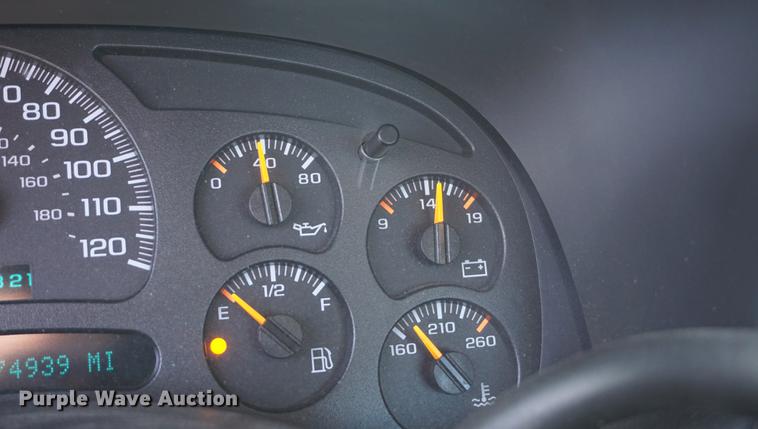 image for item DE3264 2005 Chevrolet Silverado 2500HD pickup truck cab and chassis