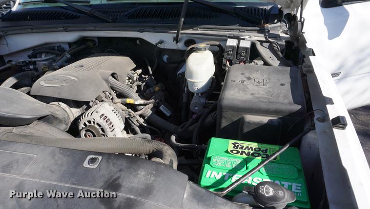 image for item DE3264 2005 Chevrolet Silverado 2500HD pickup truck cab and chassis