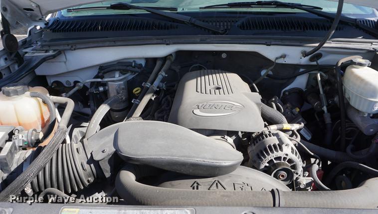 image for item DE3264 2005 Chevrolet Silverado 2500HD pickup truck cab and chassis