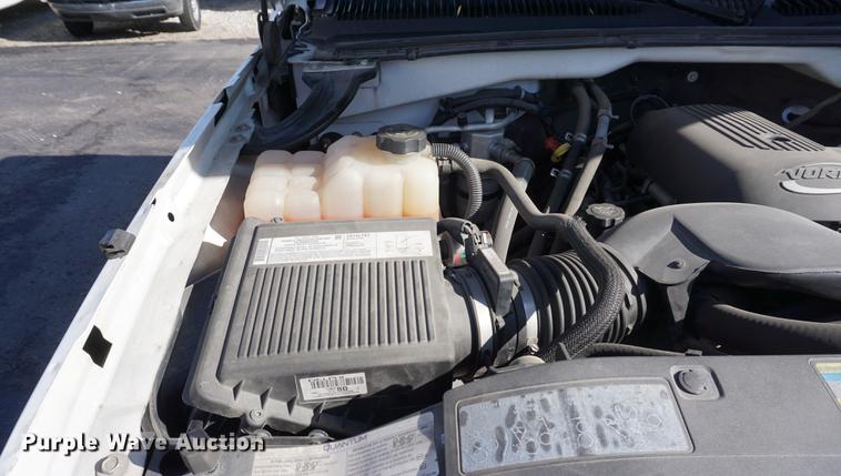 image for item DE3264 2005 Chevrolet Silverado 2500HD pickup truck cab and chassis