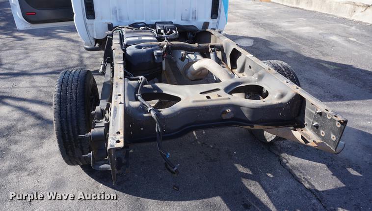 image for item DE3264 2005 Chevrolet Silverado 2500HD pickup truck cab and chassis