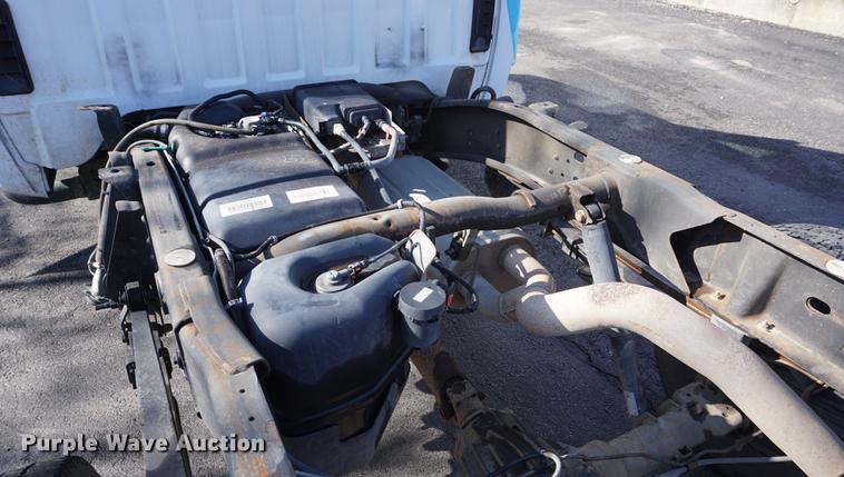 image for item DE3264 2005 Chevrolet Silverado 2500HD pickup truck cab and chassis