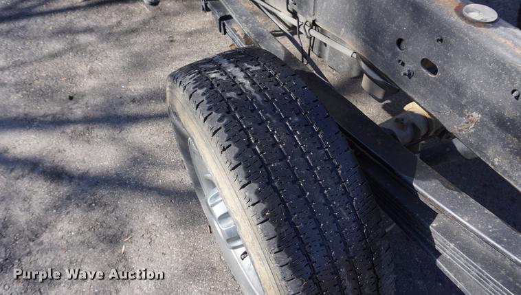 image for item DE3264 2005 Chevrolet Silverado 2500HD pickup truck cab and chassis