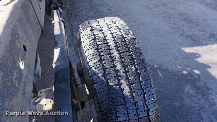 image for item DE3264 2005 Chevrolet Silverado 2500HD pickup truck cab and chassis