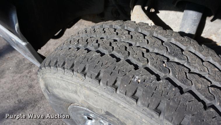 image for item DE3264 2005 Chevrolet Silverado 2500HD pickup truck cab and chassis