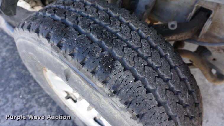 image for item DE3264 2005 Chevrolet Silverado 2500HD pickup truck cab and chassis